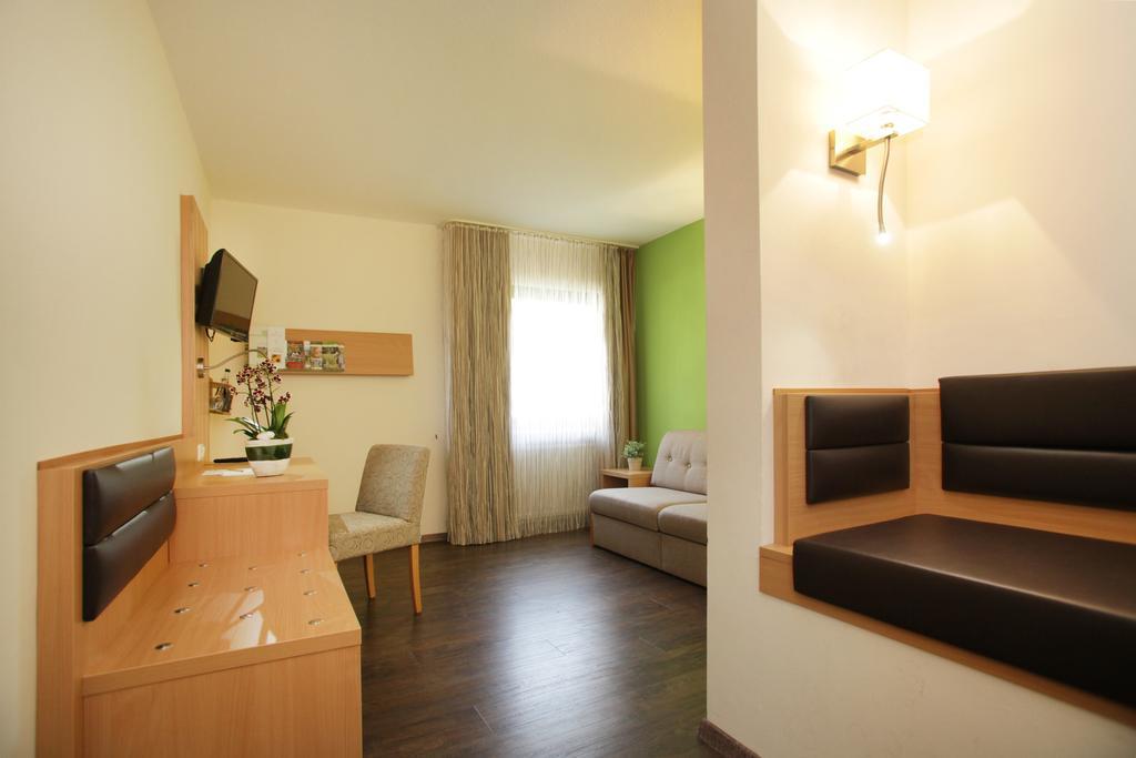 Landidyll Hotel Zum Alten Schloss Kirchensittenbach Zimmer foto