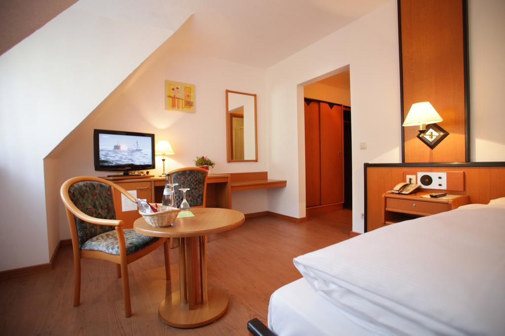 Landidyll Hotel Zum Alten Schloss Kirchensittenbach Zimmer foto