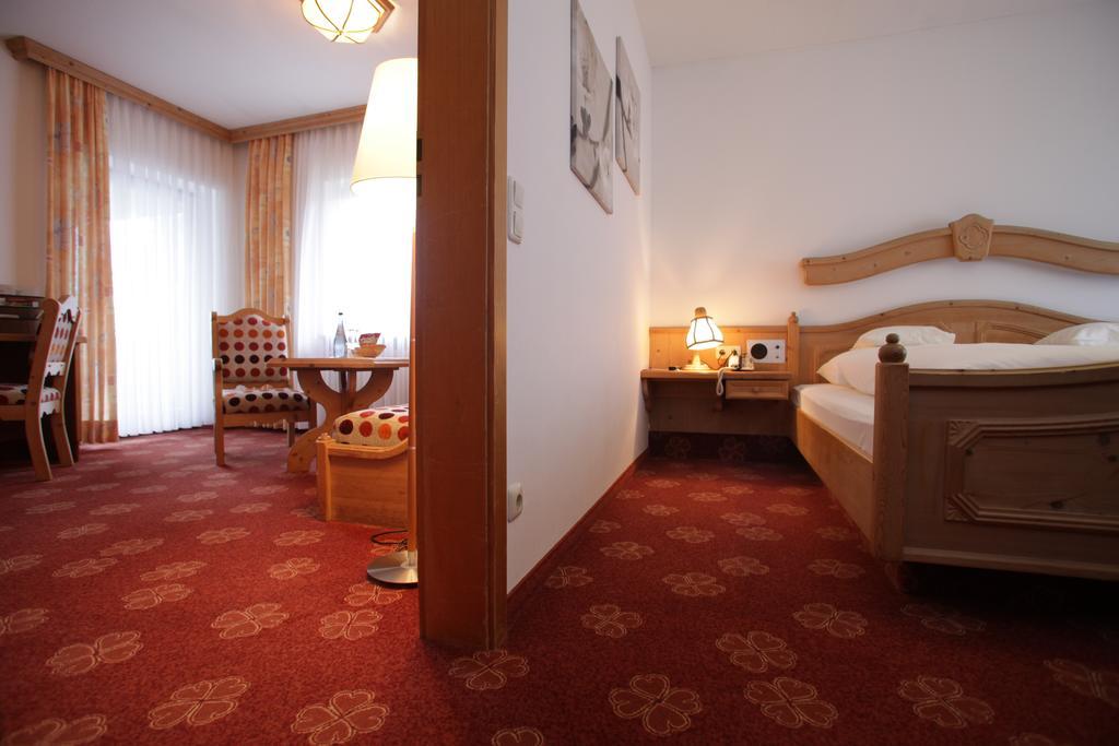 Landidyll Hotel Zum Alten Schloss Kirchensittenbach Exterior foto